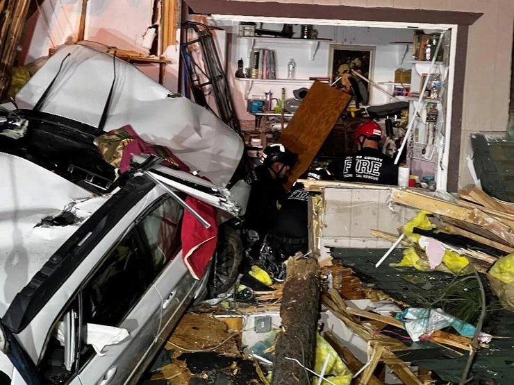 дтп в США, авто на даху, курйозне ДТП, Subaru Outback