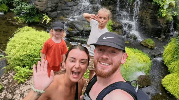 Британська сім'я з двома дітьми подорожує Азією після продажу будинку та майна