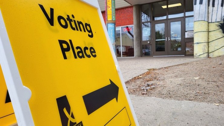 Урна на выборах, выборы, выборы в Канаде, небольшой город, нет кандидатов, пост мэра, скорые выбора, голосование, никто не хочет быть мэром