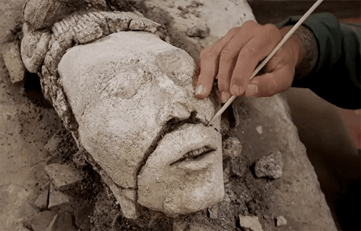 голова бога кукурудзи, камінь, рука, фото