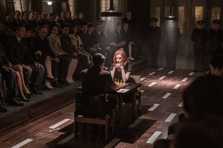 кадр из сериала "Ход королевы"