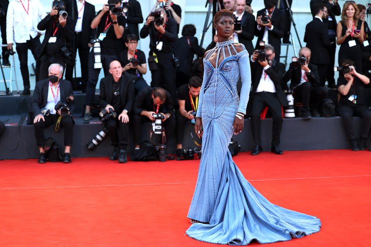 венецианский кинофестиваль, красная дорожка, джоди тернер смит, джинсовое платье