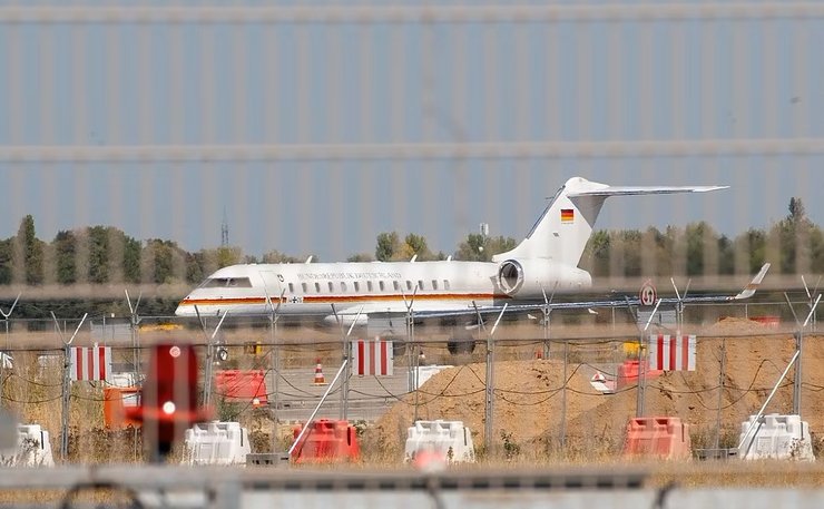 Правительственный самолет, который предоставили принцу Гарри и Меган Маркл