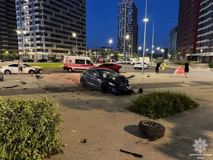 Tesla врезалась в припаркованные авто в Киеве