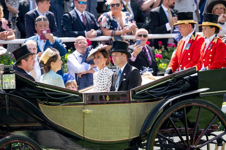 кейт миддлтон, принц уильям, аскот, скачки в аскоте, модный образ, модный выход кейт миддлтон, платье в горошек