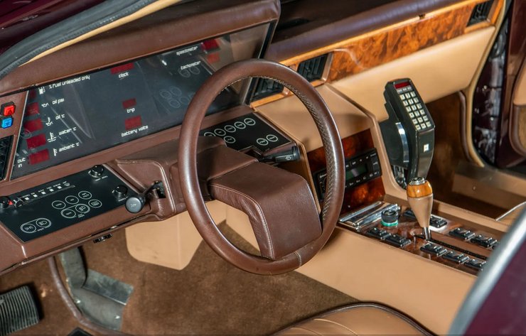 Салон Aston Martin Lagonda, Aston Martin Lagonda 1984, седан Aston Martin Lagonda