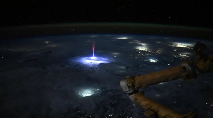 спрайт красная молния МКС