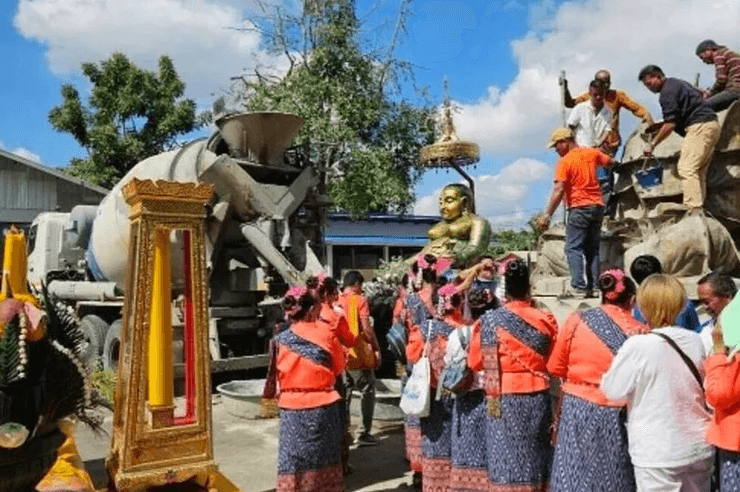 Статуя монаху в Таиланде, храм в Таиланде, знак в небе, символ удачи, поклонение статуе, лотерейный бум
