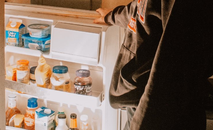 Холодильник, холодильник в офісі, цінний урок, дрібна помста, обід на роботі, помстилася колезі по роботі, погана їжа,