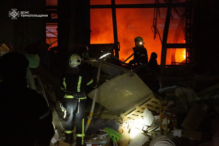 Рятувальники гасять пожежу