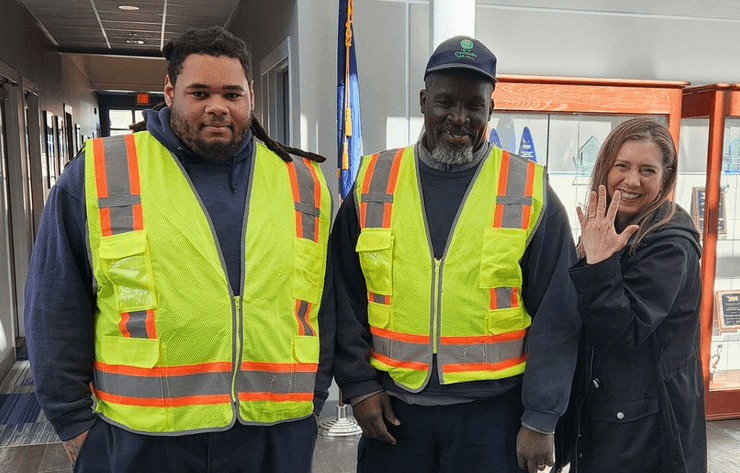 Знайшли загублену каблучку в сміття, каблучка, гора сміття, переробка сміття, обручка, каблучка з діамантом