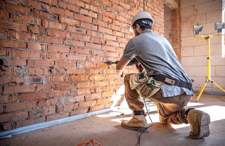 Зруйнована стіна, прихована кімната, кімната з секретом, чоловік знайшов таємну кімнату в будинку, кімната захована за стіною