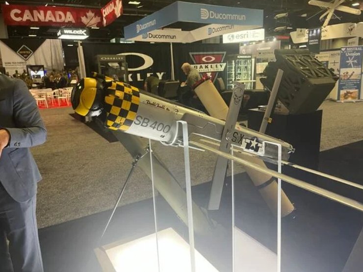 Дрон Switchblade 400 на выставке AUSA 2025 в США