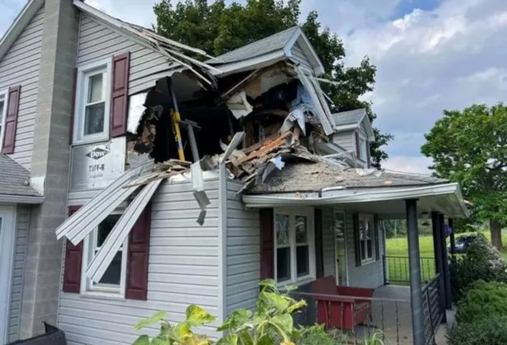 Будинок після аварії, аварія, ДТП, автомобіль влетів у будинок, машина врізалася в будинок, автомобіль злетів у повітря