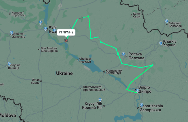 літак у небі над Україною