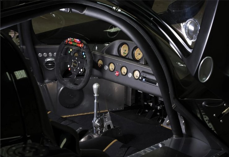 салон Ultima GTR Салон Peregryn GT-R