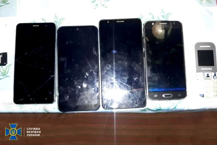 СБУ вилучила в агентки ФСБ мобільні телефони