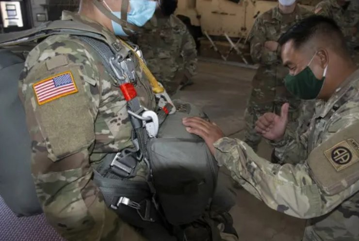 проверка нового запасного парашюта, парашютисты, запасной парашют, парашют с принудительным раскрытием, парашютом T-11R Single Pin