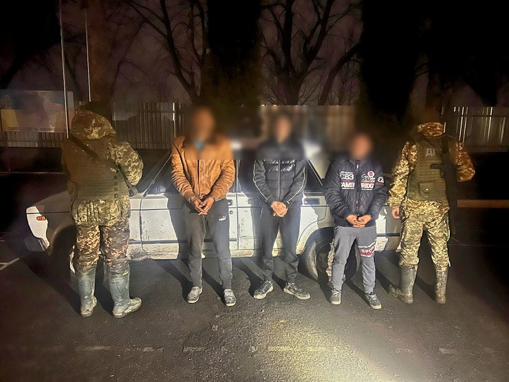 Водитель легковушки согласился за денежное вознаграждение доставить до границы своих односельчан-уклонистов