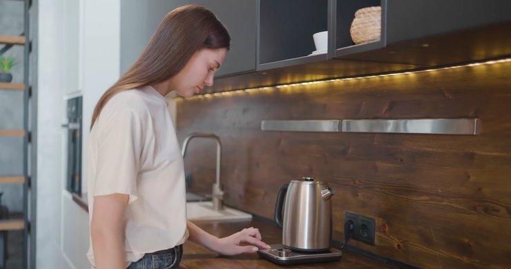 Електричний чайник Kitfort КТ-6660 на кухні