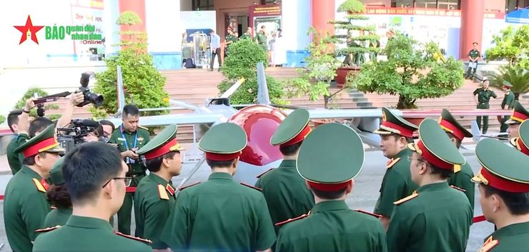 військові навколо бпла, бпла, безпілотник, великий дрон