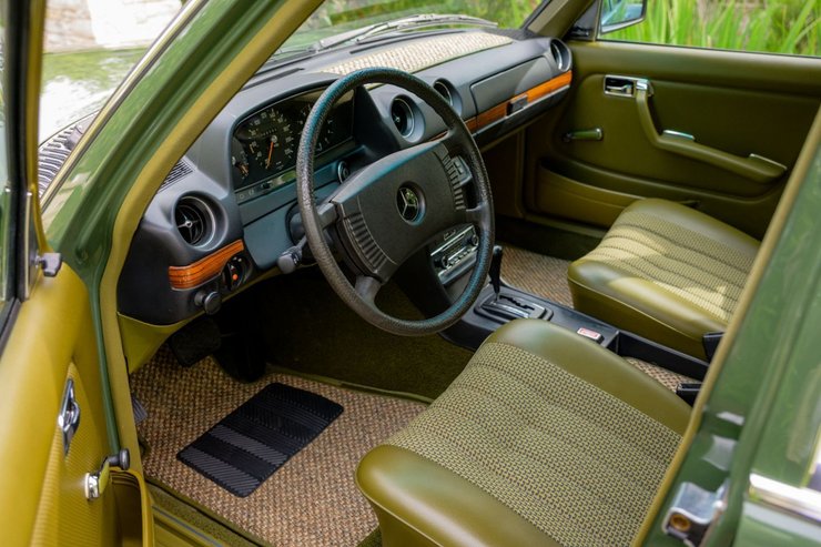 салон Mercedes W123