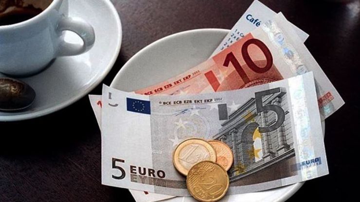 Турист з Італії покинув французький курорт через офіціанта, який переслідував його через 500 євро чайових, курйози