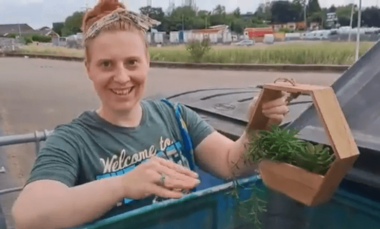 Жінка з Великої Британії 10 років "пірнає" у сміттєві баки, щоб приносити користь планеті