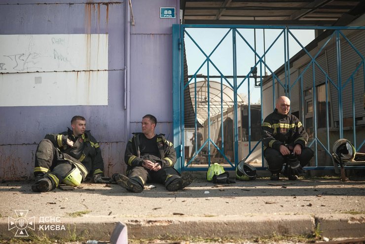 Ліквідація пожежі на книжковому ринку "Петрівка" після атаки ЗС РФ