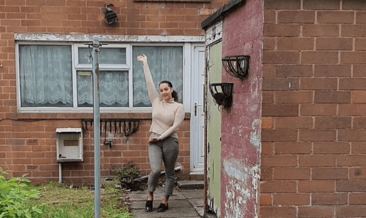 Мужчина зарабатывает на заброшенных домах, процент от сделки, пустующие дома, пустующие здания, бывший полицейский, владелица дома,