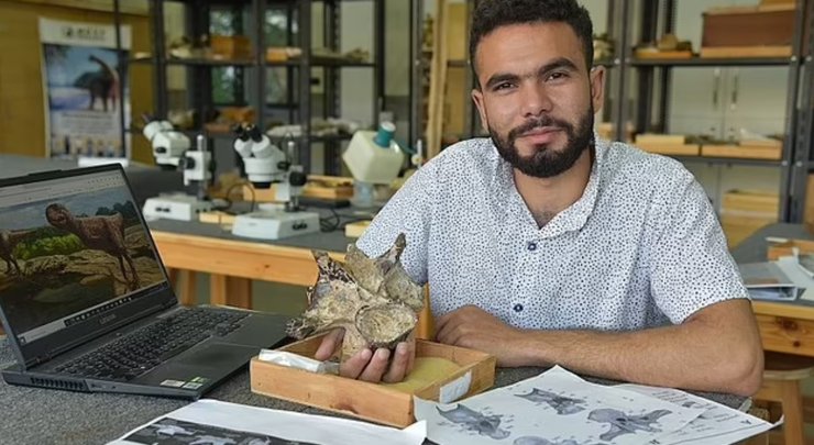 Белал Салем, автор нового исследования, держит в руках окаменелый шейный позвонок, который принадлежит новому виду динозавров