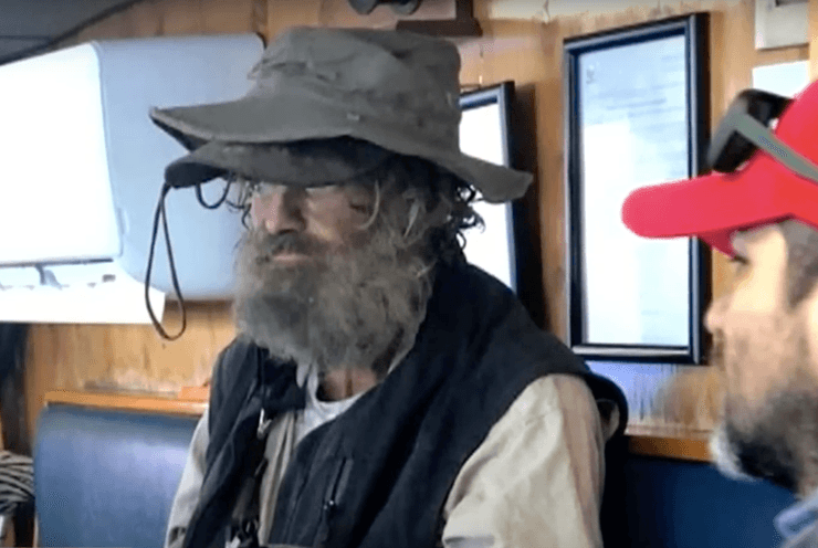 Выживал 3 месяца в океане, дрейфовал в океане, спасли после шторма, катамаран, спасли мужчину, выживал с собакой в океане, ел сырую рыбу