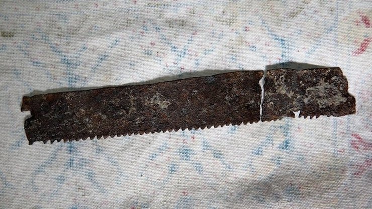 стародавня хетська пила, знахідка з розкопок Чорум, археологічна знахідка Хаттуса, історія Анатолії, стародавні інструменти, еволюція інструментів, стародавня майстерність, реліквії Хетської імперії, історичні розкопки