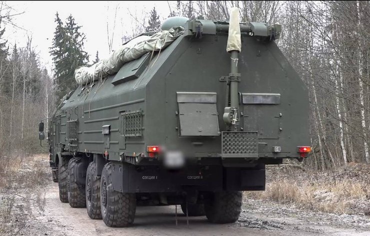 фото допоміжної машини для пуску ракети Орешнік