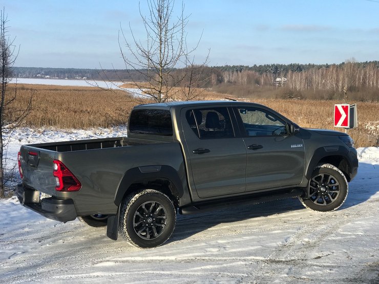 пикап Toyota Hilux, пикап Тойота Хайлакс внешность, Toyota Hilux вид сзади, пикап Toyota Hilux экстерьер, пикап зимой, пикап на зимней дороге