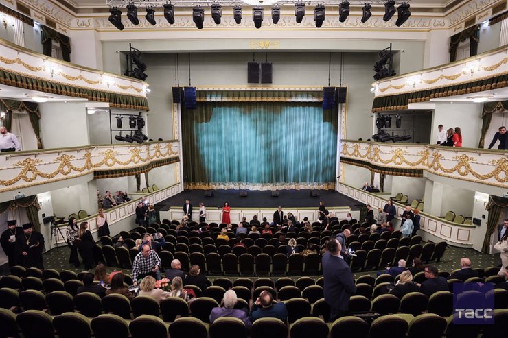 Російські окупанти пишаються відкриттям Драмтеатру у Маріуполі