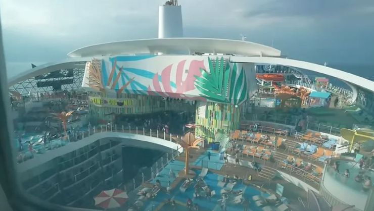 Круизный лайнер, корабль один из крупнейших в мире, туризм, отдых, США