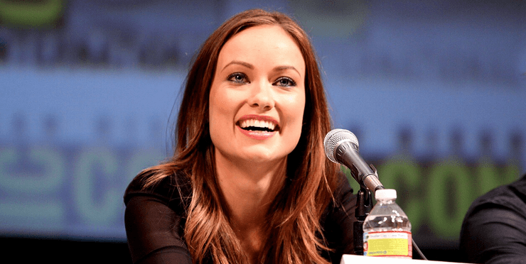 Олівія Вайлд, мікрофон