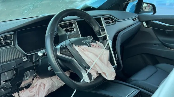 салон tesla model x, tesla model X, электромобиль Tesla, авто из США, разбитая Tesla