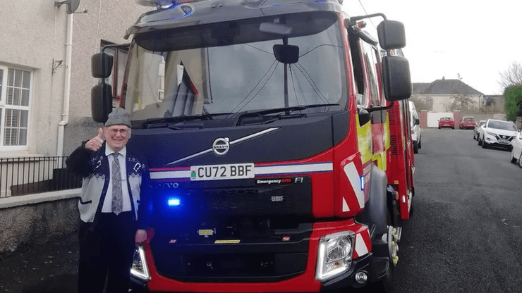 Бомба в саду, снаряд в саду, саперы взорвали бомбу, взорвали снаряд в карьере, играли дети, стоял в саду, украшение, декор