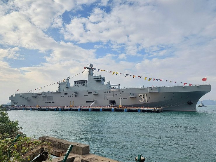 десантный корабль типа 075 Китай