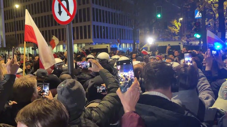 Протести розпочалися біля будівлі суду