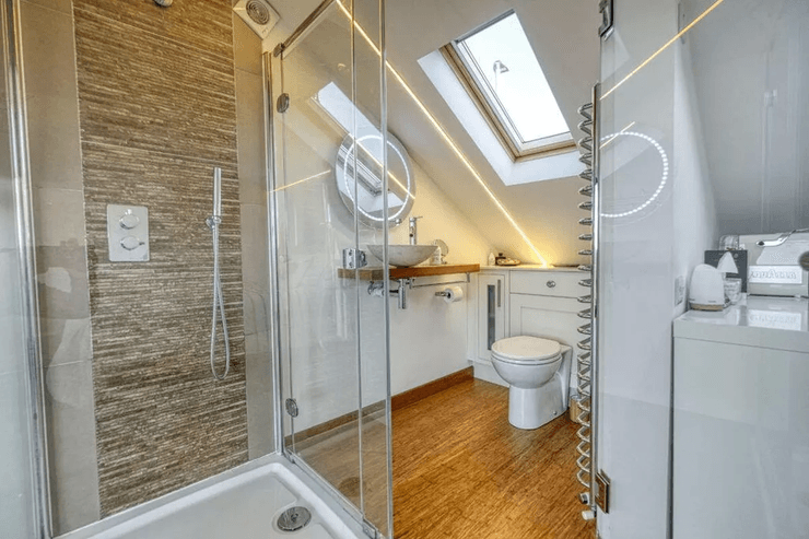 Дом со стеклянными стенами в ванной, ванная комната, стеклянные стены, современный ремонт, продажа жилья, недвижимость, обычный дом,