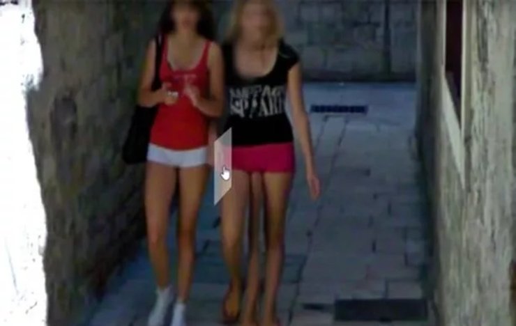 "Девушка-мутант", Google Maps, улицы города, девушка с 3 ногами, девушка с 3 конечностями, глюк Google Maps, соцсети,