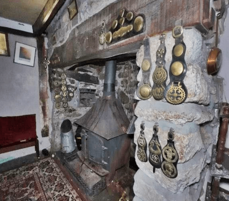 Антикварные вещи в заброшенном доме