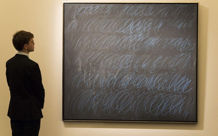 фото, холт с белыми каракулями американского художника-абстрак­циониста Сая Твомбли