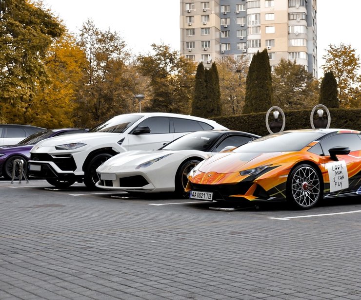 стоянка с суперкарами, Ferrari 488GTB, Lamborghini Huracan, Lamborghini Urus, Суперкар Lamborghini, кроссовер Lamborghini