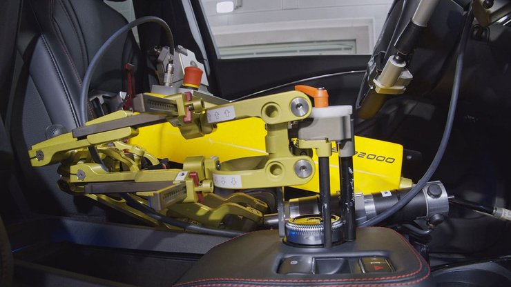 Новые электромобили будут испытываться роботами.