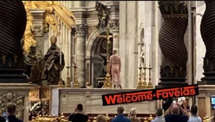 ватикан, собор Святого Петра, голий чоловік перед собором святого Петра