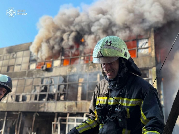 Спасатели тушат пожар после обстрела Киева сегодня